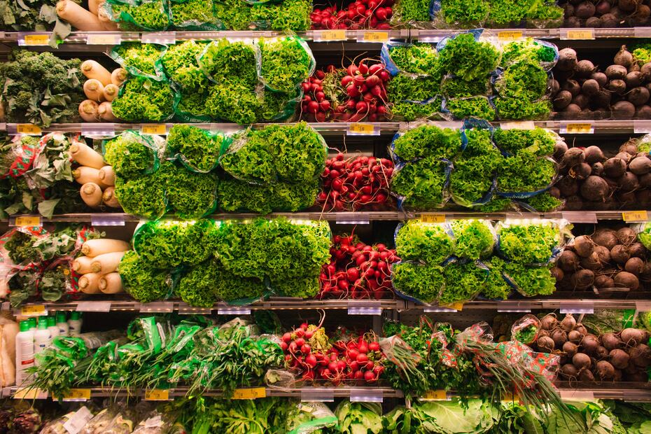Gran parte del desperdicio de alimento sproviene del supermercado en donde dejan de lado la fruta que no cumple con los estándares estéticos.