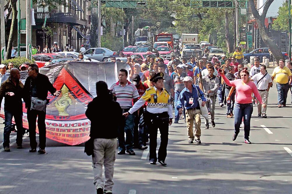 Más de 100 personas, entre ellos franeleros, tragafuegos y acróbatas, marcharon de la avenida Monterrey hasta la calle de Liverpool, donde están ubicadas las instalaciones de la SSPDF (FERNANDO RAMÍREZ)