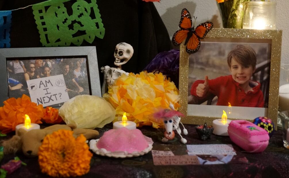 Las fotos que conmemoran el tiroteo mortal ocurrido en agosto durante la misa en la escuela católica Annunciation Catholic School de Minneapolis forman parte de una ofrenda con motivo del Día de Muertos en una escuela de Minneapolis el sábado 1 de noviembre de 2025. Foto: AP /Giovanna Dell'Orto