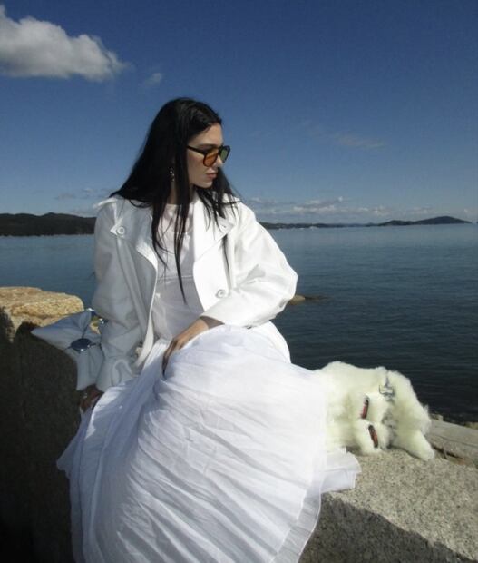 Las botas de peluche de Dua Lipa son lo más trendy de la temporada