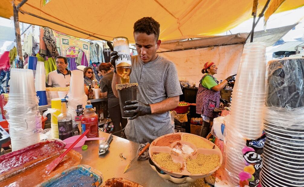Los puestos tienen diferentes tipos de bebidas como bombas locas, pitufos rosas, entre otras bebidas. Foto: Hugo Salvador | El Universal