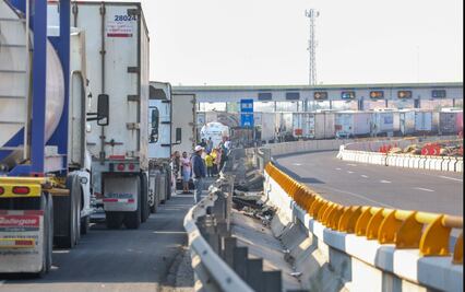 FOTOS: Volcadura de tráiler con pollos deja largas filas de camiones en el Circuito Exterior Mexiquense