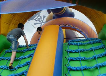 Fuerte viento se lleva castillo inflable y deja 5 niños heridos en un campo de entrenamiento en España