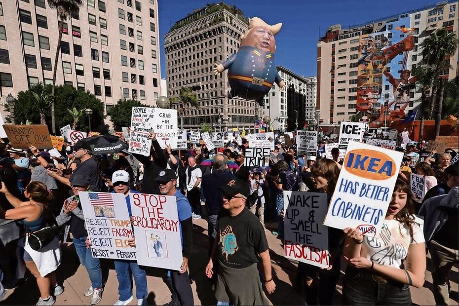 Foto durante las protestas del "Hands Off!" contra Trump y Elon Musk, en el centro de Los Angeles. 5 de abril de 2025./ Foto de Etienne Laurent / AFP.