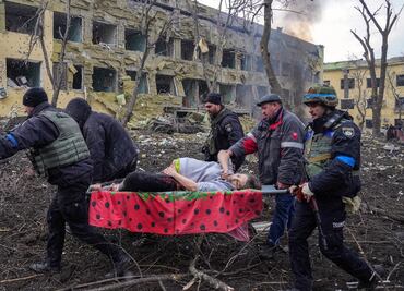 Foto del bombardeo ruso al hospital de maternidad en Mariúpol se corona con el World Press Photo
