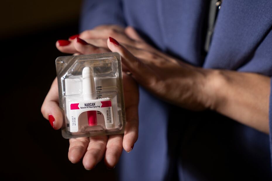 Halei Watkins, gerente de comunicaciones para las elecciones del condado de King, sostiene un paquete de Narcan en la sede electoral, el viernes 17 de noviembre de 2023, en Renton, Washington. Foto: AP