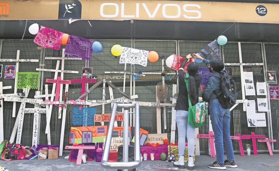 En la estación Olivos se colocó una pequeña ofrenda para recordar a las víctimas mortales del colapso de la Línea Dorada. Foto: Graciela López. CUARTOSCURO