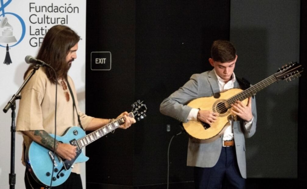 Juanes entrega beca de 200 mil dólares a músico puertorriqueño