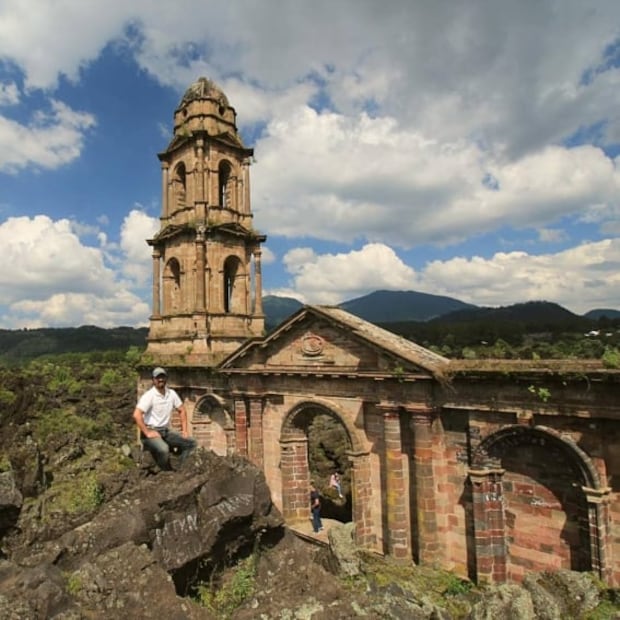 Lánzate al Paricutín y descubre una iglesia enterrada en lava