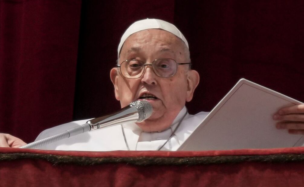 El papa Francisco en el pabellón central de la basílica de San Pedro para conferir la bendición Urbi et Orbi (para la ciudad y para el mundo, en latín) al finalizar la misa de Pascua que ofició el cardenal Angelo Comastri en la Plaza de San Pedro, el domingo 20 de abril de 2025, en el Vaticano. Foto: AP