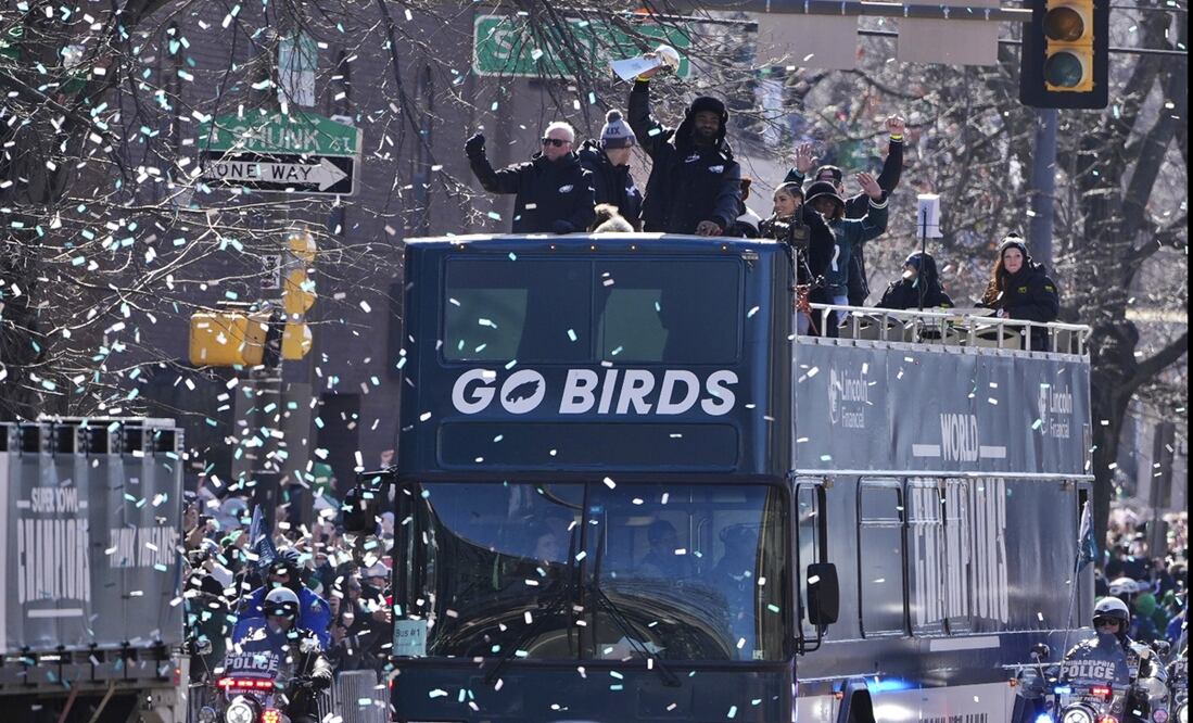 Miles de aficionados en Filadelfia celebran a los campeones del Super Bowl LIX. Foto: AP