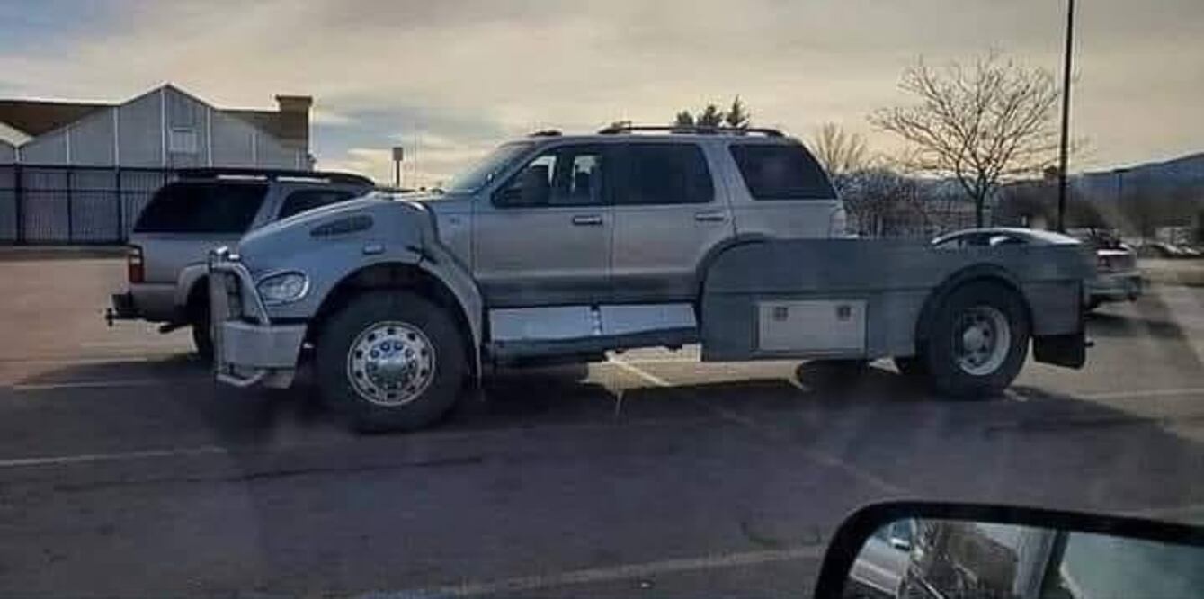 La extraña Ford Explorer convertida en camión que debes conocer