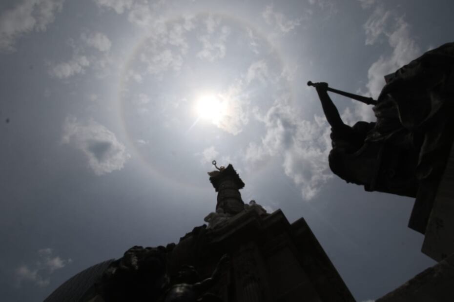 FOTOS: Halo Solar sorprende a habitantes de la CDMX