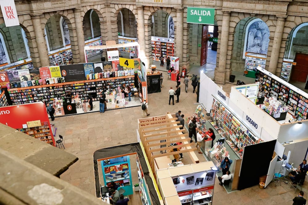 Ayer, en la inauguración de la Feria Internacional del Libro del Palacio de Minería, poca gente caminaba por sus pasillos. El año pasado, al encuentro llegaron menos
asistentes, 70 mil, cuando antes de la pandemia registraba 120 mil visitantes