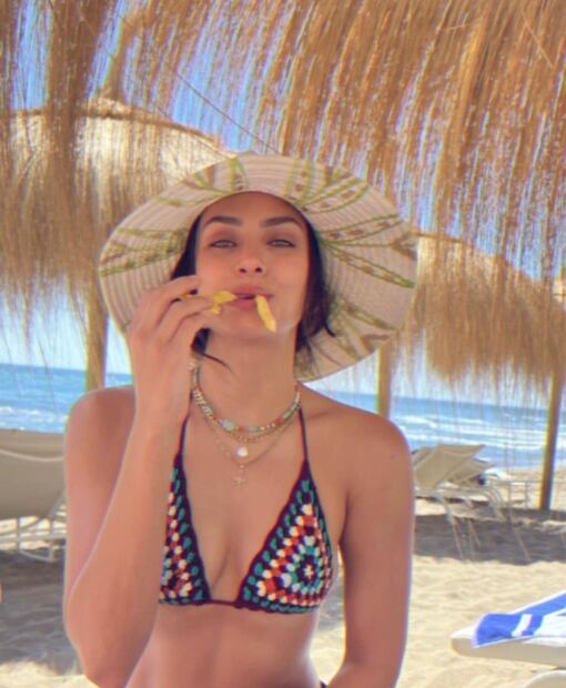 Renata Notni enciende las redes con bikini de crochet