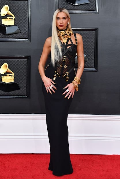 Grammys 2022: Dua Lipa impactó con el pelo rubio y vestido Versace