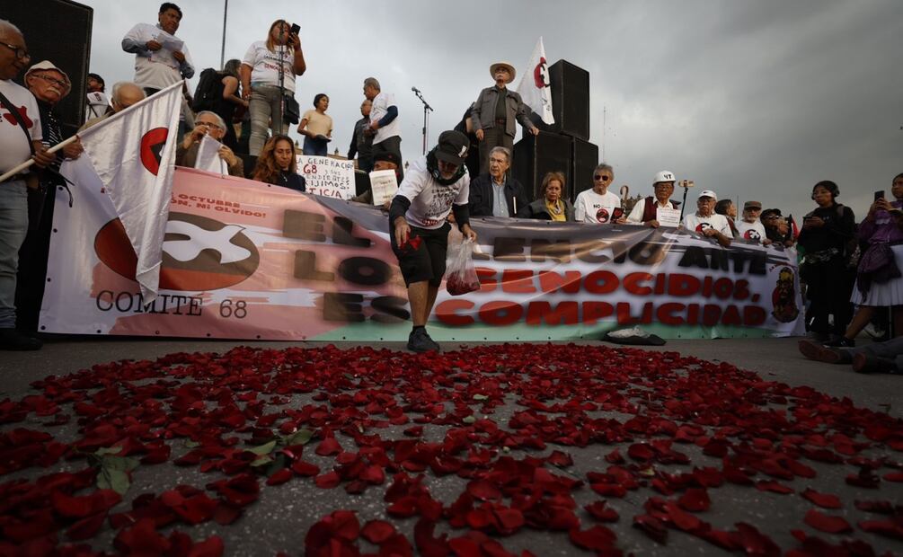 Comité 68 elaboran con pétalos de rosa un corazón en memoria de las víctimas de la represión del 2 de octubre de 1968. (2/10/2025) Foto: Diego Simón Sánchez / EL UNIVERSAL