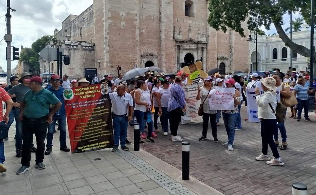 Profesores yucatecos realizan marcha por calles de Mérida, Yucatán (25/06/2025). Foto: Especial