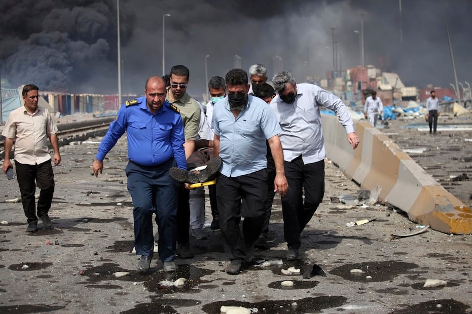 Iraníes cargan a un herido tras una gran explosión cerca de la ciudad portuaria de Bandar Abbas, al sur del país. Foto: AP