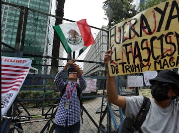 FOTOS: “Día sin reyes”, protestan frente a embajada de EU en México contra redadas migrantes de Trump