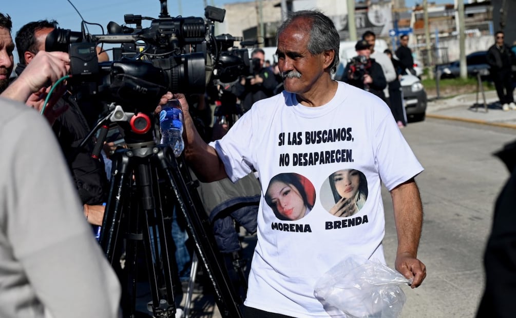 Una persona reparte agua a los periodistas, afuera del velatorio de las jóvenes asesinadas Brenda del Castillo y Morena Verdi este jueves, en el barrio San Justo, en Buenos Aires (Argentina). El triple feminicidio perpetuado el pasado viernes en la provincia de Buenos Aires, fue transmitido en vivo en un grupo cerrado de redes sociales como un mensaje de advertencia para miembros de una organización transnacional del narcotráfico, según confirmó a última hora del miércoles el ministro de Seguridad del distrito, Javier Alonso. Foto: EFE/ STR