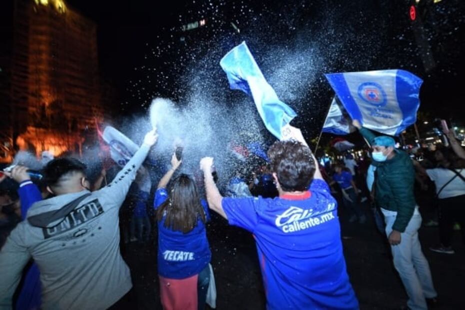 Aficionados del Cruz Azul celebran "fin de la maldición" en el Ángel de la Independencia