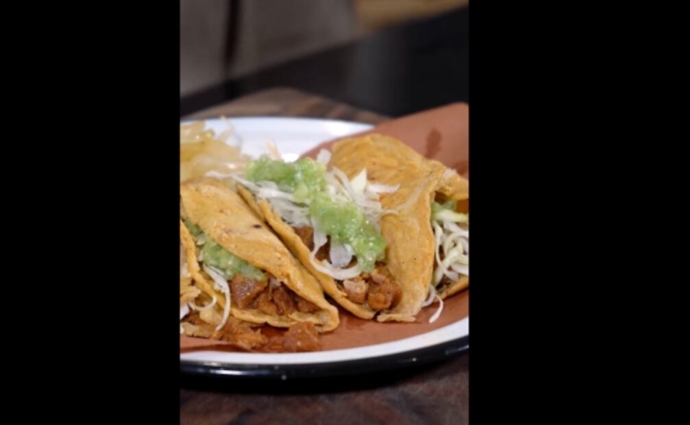 Chef en proceso rompe internet con sus tacos sudados de chicharrón