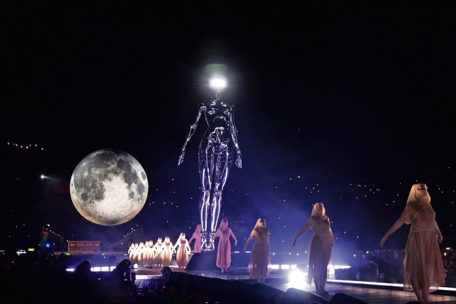 Una gigantesca luna flotó al final de la pasarela a lo largo del show, acompañada por una estatua metálica de varios metros de altura. Foto: Carlos Mejía | El universal