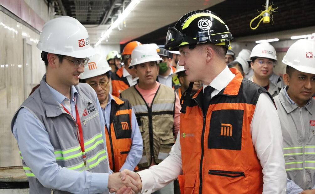 Adrián Rubalcava (derecha) se compromete a reparar escaleras eléctricas del Metro. Foto: Especial