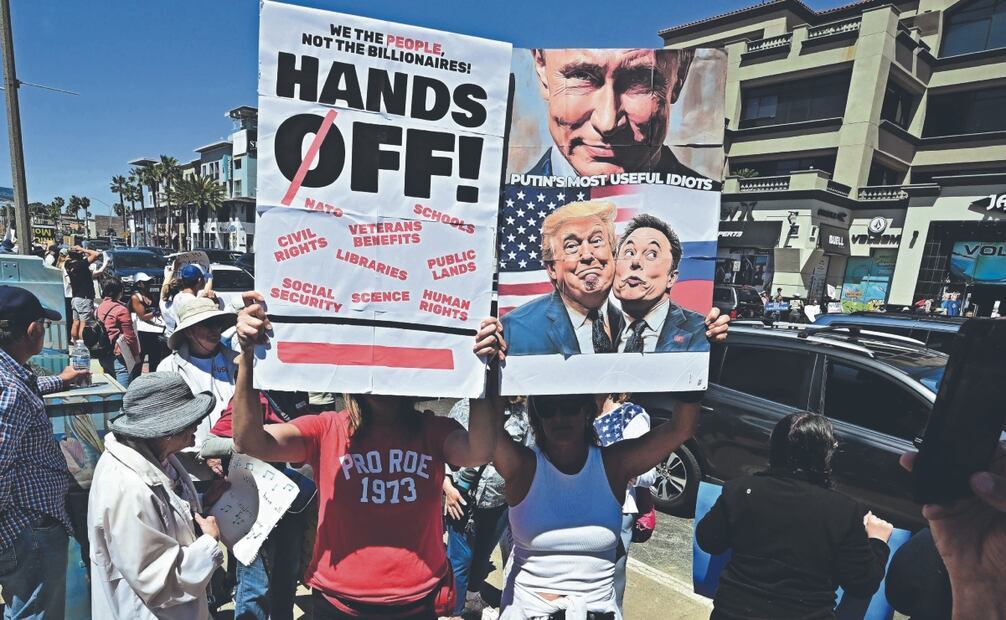 Asistentes a una manifestación contra las políticas del presidente estadounidense Donald Trump y su asesor, el director ejecutivo de Tesla, Elon Musk, en Huntington Beach, California. Foto: de FREDERIC J. BROWN. AFP
