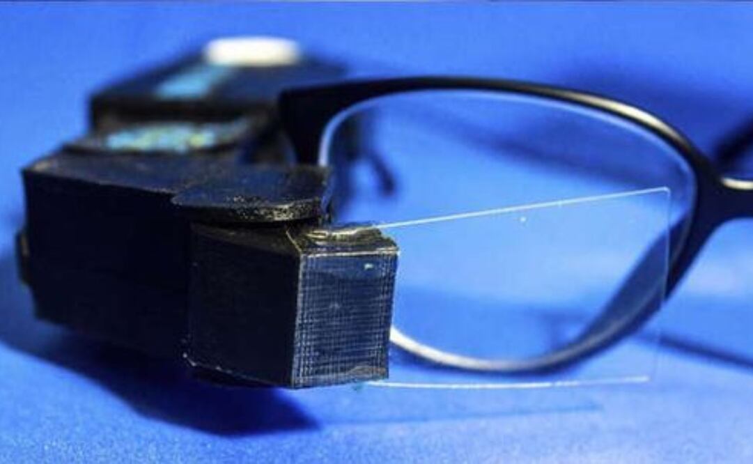 Este visor multilingüe traduce en tiempo real las palabras del interlocutor en formato texto. Lo que le permite a las personas con discapacidad auditiva una mejor integración e independencia