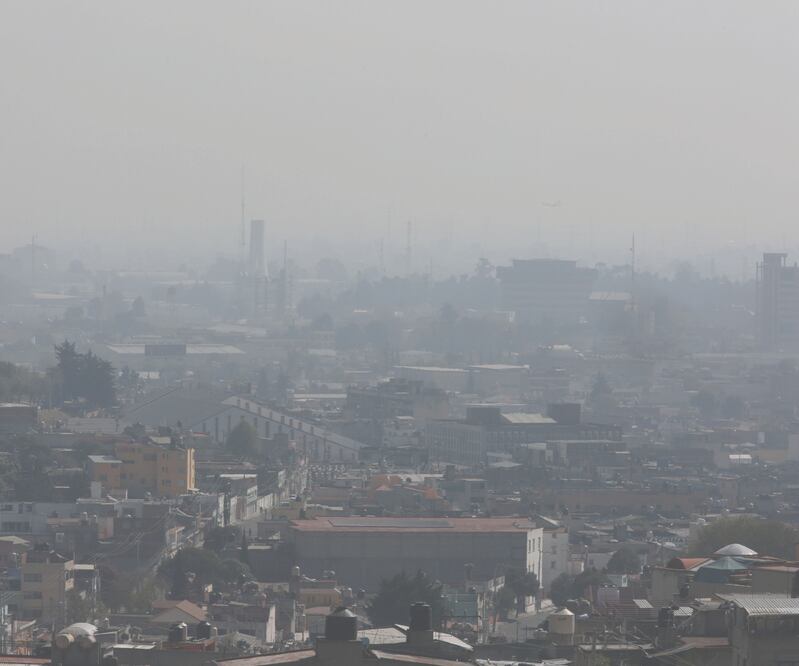 La SMA informó que la población llevó a cabo prácticas nocivas para la salud y dañinas al medio ambiente como el aumento en el uso del automóvil, quema de pirotecnia, llantas, residuos sólidos, pastizales o fogatas. JORGE ALVARADO. EL UNIVERSAL