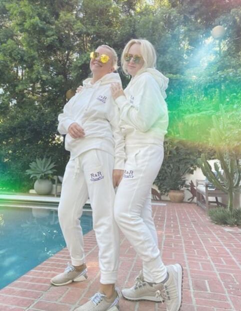 Rebel Wilson niega planes de boda, pero anuncia que ya es mamá