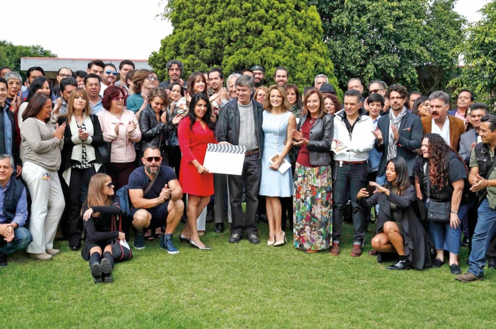 El elenco, encabezado por Silvia Navarro, se reunió ayer para dar el pizarrazo de esta historia (AGUSTÍN SALINAS. EL UNIVERSAL)