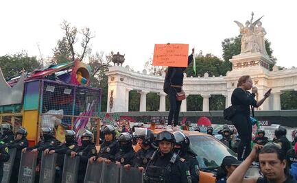 Repliegan a comerciantes que bloqueaban Avenida Juárez en el Centro de CDMX; exigen colocar su romería en la Alameda Central