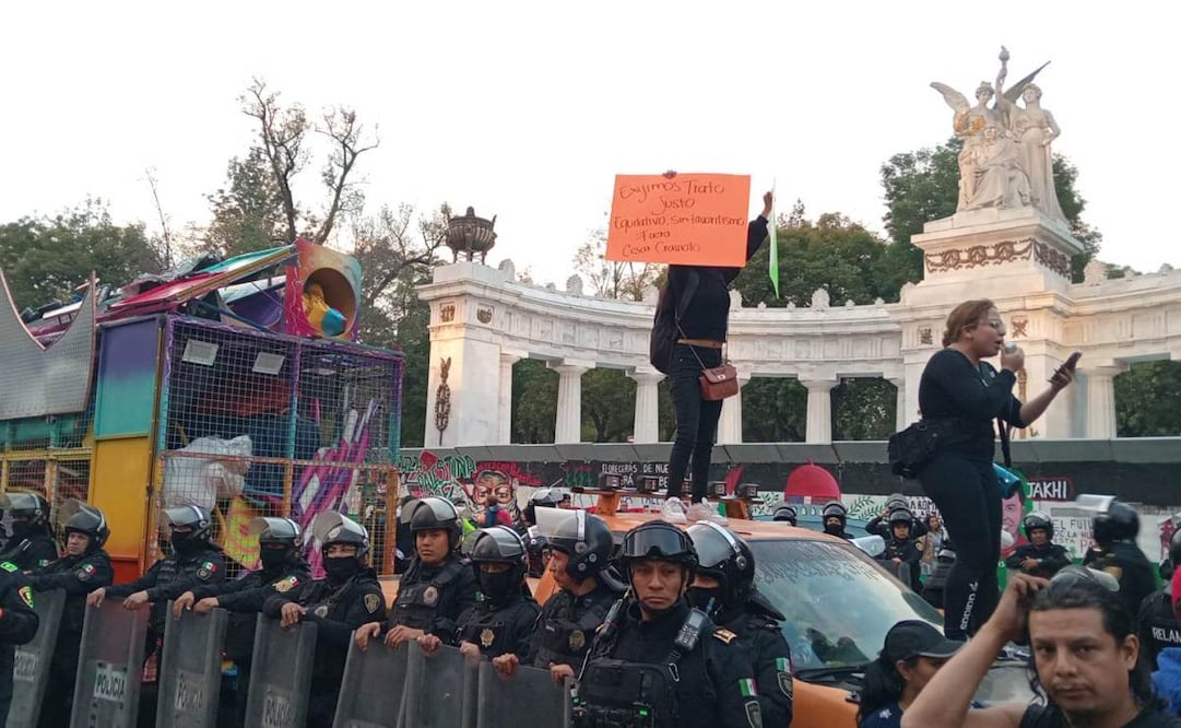 Repliegan a comerciantes que bloqueaban Avenida Juárez en el Centro de la CDMX.
Foto: Francisco Rodríguez/ EL UNIVERSAL