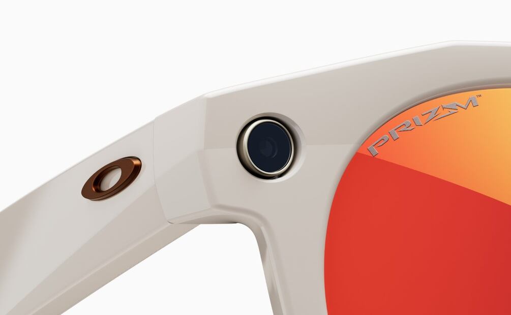 Los lentes con IA de Meta y Oakley incorporaran cinco micrófonos y cámara de 12 MP con ultra gran angular | Imagen: captura de pantalla