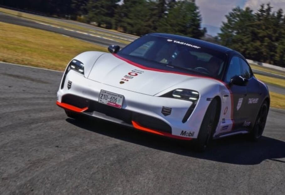 Dodge Challenger Super Stock Vs. Porsche Taycan Turbo S: El poder no lo es todo