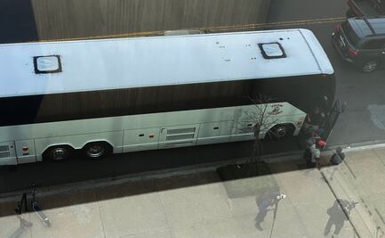 Gobernador de Texas cumple amenaza; traslada migrantes a Washington y los deja cerca del Capitolio