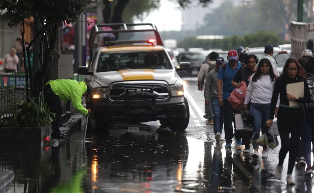 Encharcamiento en la banqueta hace que usuarios tengan que caminar cerca de autos (14/07/2025). Foto: Francisco Rodríguez / EL UNIVERSAL
