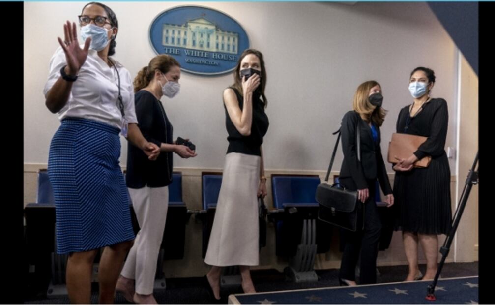Desde la Casa Blanca, Angelina Jolie alienta a que se aprueben reformas para combatir la violencia machista 