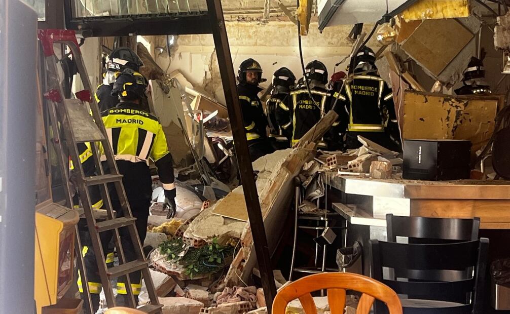 Al menos 14 personas han resultado heridas, una de ellas de gravedad, tras una explosión en el bar 'Mis Tesoros' de la calle Manuel Maroto de Puente de Vallecas, que ha afectado también al edificio superior de viviendas. Foto: EFE