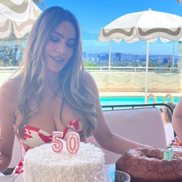 Con pastel de Louis Vuitton, Sofía Vergara celebra sus 50 años 