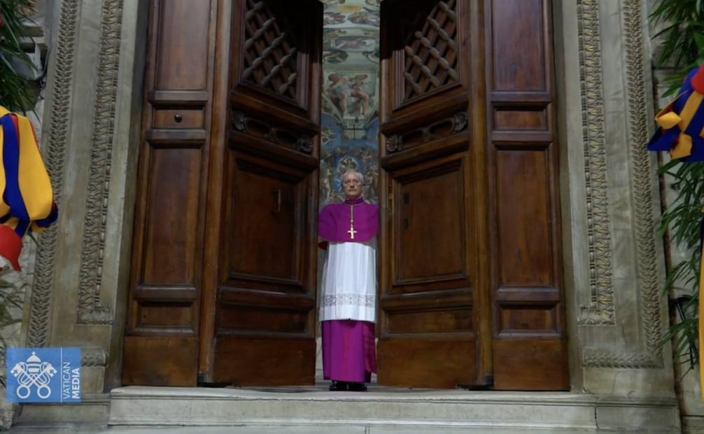 El maestro de las Celebraciones Litúrgicas Pontificias, monseñor Diego Ravelli, cerró las pesadas puertas de la capilla, después que la abandonaran las personas no autorizadas a participar en la reunión. Foto: Vaticano