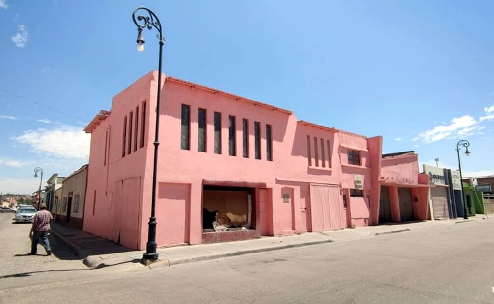 Por fuera la casa del destacado científico chihuahuense luce aparentemente en buen estado; sin embargo, por dentro el abandono se hace presente con muebles viejos y basura por doquier. Cortesía.