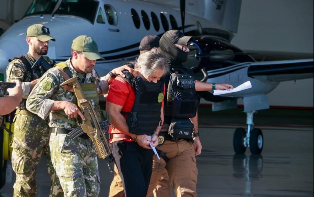Hernán Bermúdez Requena al momento de ser entregado por Paraguay a las autoridades mexicanas. Foto: Archivo EFE