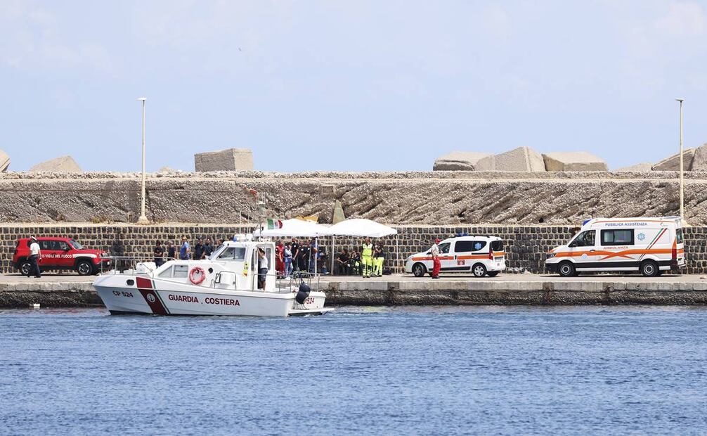 Servicios de emergencia en el lugar de la búsqueda de un barco perdido, en Porticello Santa Flavia, Italia. Foto: AP