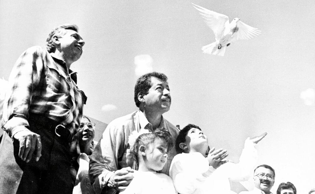 Foto del 20 de enero de 1994, con el candidato presidencial, Luis Donaldo Colosio, soltando una paloma blanca junto a dos niños de Tamaulipas. El abanderado priísta murió asesinado apenas dos meses después. Foto: Vicente Arteaga/Archivo EL UNIVERSAL.