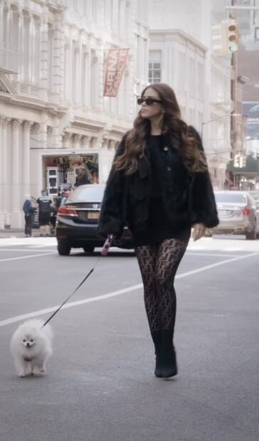 Yanet García resalta sus looks de invierno con estas medias negras 