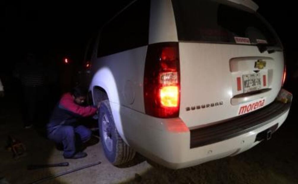 ​Ponchan llantas de camioneta de AMLO en Chiapas